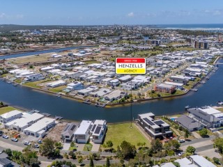 NORTH FACING, REGISTERED AND PONTOON INCLUDED