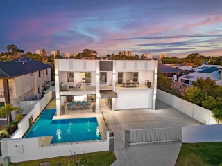 PELICAN WATERS LUXURY RETREAT