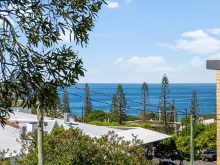 COASTAL LIVING JUST 450M TO THE SAND!