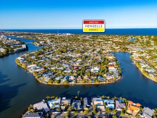 RENOVATED MODERN FAMILY HOME + POOL