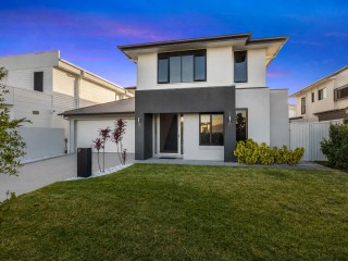 FAMILY LIVING WITH SELF-CONTAINED STUDIO AND WATER VIEWS