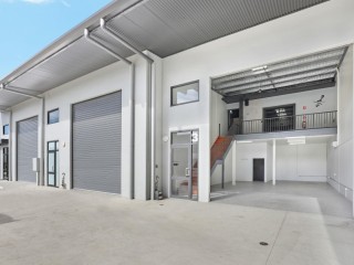 PREMIUM QUALITY SHOWROOM/WAREHOUSE FOR SALE