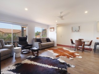 MODERN APARTMENT IN PELICAN WATERS