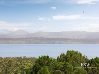 LUXURIOUS PARKRIDGE APARTMENT | LAKE WEYBA & HINTERLAND VIEWS 