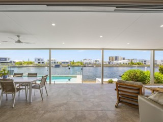 20M PRIME WATERFRONT WITH POOL, SPA & PONTOON