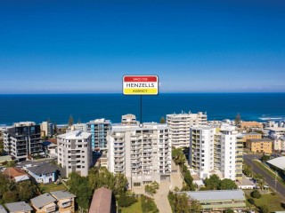 GENEROUS COASTAL APARTMENT - WALK TO KINGS & BULCOCK BEACH