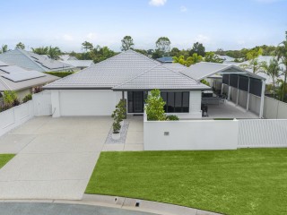 QUALITY HOME AT 'THE BEACHES'