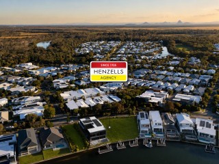 NORTH FACING, REGISTERED AND PONTOON INCLUDED