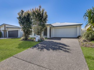 STUNNING RENTAL PROPERTY, MINUTES FROM BEACH